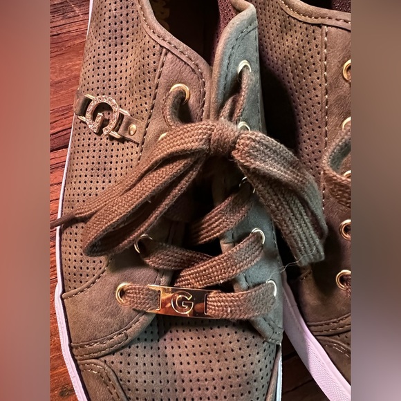 G By GUESS Baylee4 Lace Up Perforated Sneakers sz 11M - Picture 5 of 7